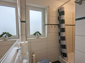 Shower, hair dryer - Holiday Apartment 'Haus Abendsonne Hochparterre Klein' with Shared Terrace, Balcony and Wi-Fi (Koblenz)