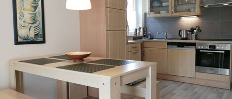 Een koelkast, een microgolfoven, een oven, een kookplaat