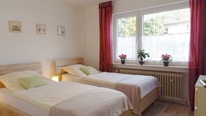 1 bedroom, free WiFi - Holiday Apartment 'Haus Abendsonne Hochparterre Klein' with Shared Terrace, Balcony and Wi-Fi (Koblenz)