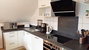 Frigorifero, microonde, forno, piano cottura