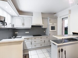 冷蔵庫、オーブン、コンロ、食器洗い機