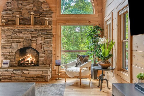 Family Getaway: Pool, Game Room, Fire Pit & 3 Kings