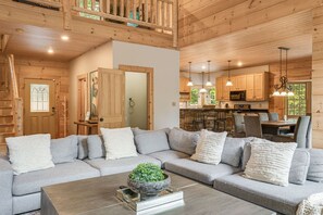 Smart TV, fireplace, video games, table tennis - Family Getaway: Pool, Game Room, Fire Pit & 3 Kings (Arden)