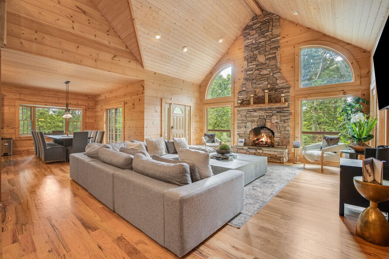 Smart-TV, Kamin, Videospiele, Tischtennisplatte