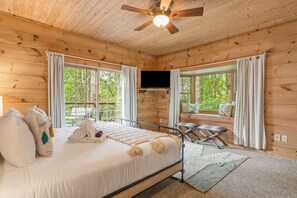 4 quartos, escrivaninha, ferros/tábuas de passar roupa, berço de viagem