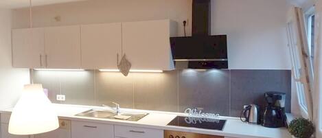 Kylskåp, mikrovågsugn, ugn och spishäll