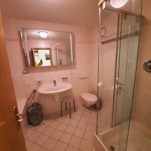 Ducha, secador de pelo, toallas