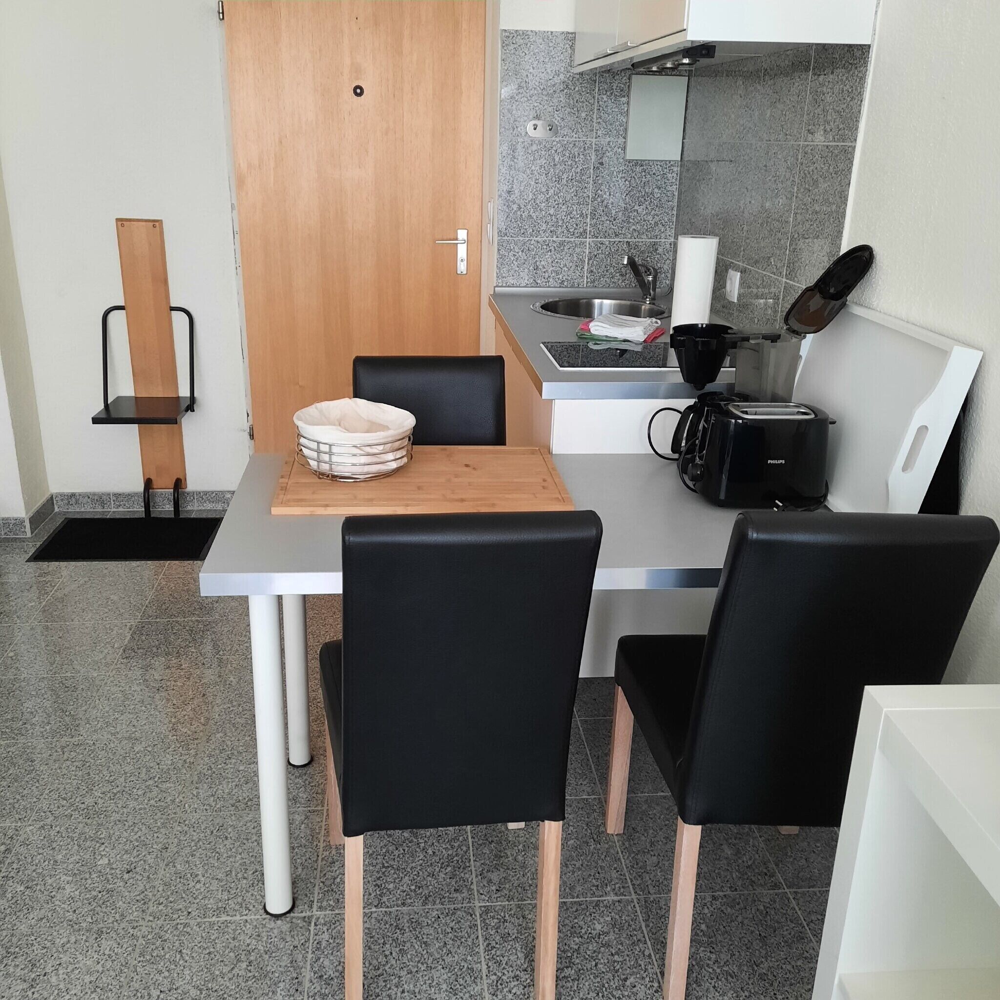 Cafetera y tetera, refrigerador, microondas y parrilla de estufa 