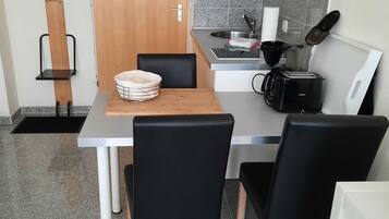 Cafetera y tetera, refrigerador, microondas y parrilla de estufa