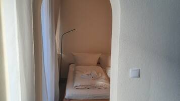 1 bedroom, WiFi (free), bed sheets