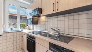 Una cocina moderna equipada con lavavajillas, horno y microondas integrados.