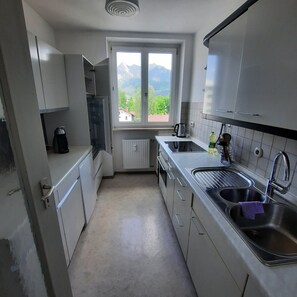 Refrigerador, horno, parrilla de estufa y cafetera y tetera 