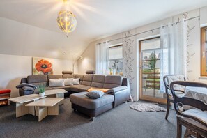 TV, fireplace - Holiday Apartment 'Omatina' with Balcony and Wi-Fi (Bannewitz)