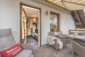 Outdoor dining - Holiday Apartment 'Omatina' with Balcony and Wi-Fi (Bannewitz)