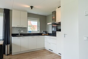 Kylskåp, mikrovågsugn, spishäll och diskmaskin