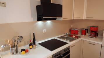 Kühlschrank, Mikrowelle, Ofen, Herdplatte