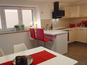 Frigorifero, microonde, forno, piano cottura