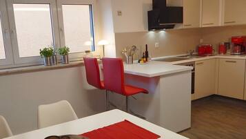 Kühlschrank, Mikrowelle, Ofen, Herdplatte