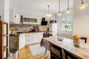 Fridge, microwave, oven, stovetop - Holiday Home 'Ferienhaus Waldliebe' with Terrace, Garden and Wi-Fi (Hüttenrode)