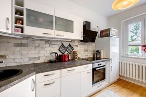 Fridge, microwave, oven, stovetop - Holiday Home 'Ferienhaus Waldliebe' with Terrace, Garden and Wi-Fi (Hüttenrode)