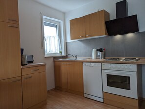 Kylskåp, mikrovågsugn, ugn och spishäll