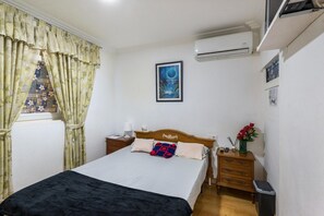 5 bedrooms, iron/ironing board, travel crib, free WiFi - Family Home with Solarium (San Sebastián de los Reyes)