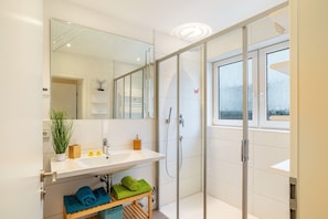 Een douche, een haardroger, handdoeken