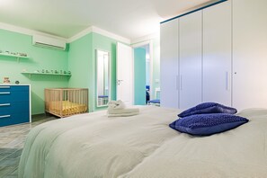 3 bedrooms, iron/ironing board, WiFi - La Colombetta: by the sea, by the pool, in the green. (Porto Azzurro)