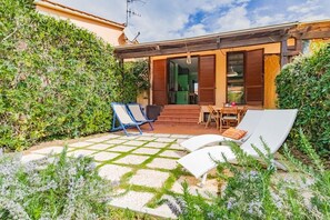 Outdoor dining - La Colombetta: by the sea, by the pool, in the green. (Porto Azzurro)