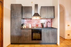 Kühlschrank, Ofen, Herdplatte, Wasserkocher mit Kaffee-/Teezubehör