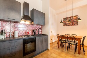 Kühlschrank, Ofen, Herdplatte, Wasserkocher mit Kaffee-/Teezubehör