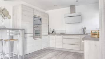 Réfrigérateur, micro-ondes, plaque de cuisson, bouilloire électrique
