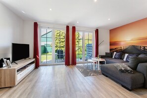 Una televisión, un reproductor de DVD, una mesa de tenis de mesa