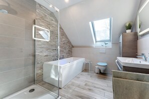Een douche, een haardroger, handdoeken
