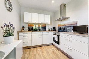 Kjøleskap, mikrobølgeovn, ovn og kokeplater