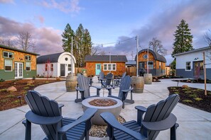 Terrace/patio - Book the Farmhouse at The Boutique Retreat in historic downtown McMinnville. (McMinnville)