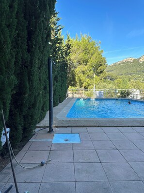 Outdoor pool - Cassis Superbe Appartement Rénové Avec Terrasse vue mer 5 mn du Centre Cassis (Cassis)