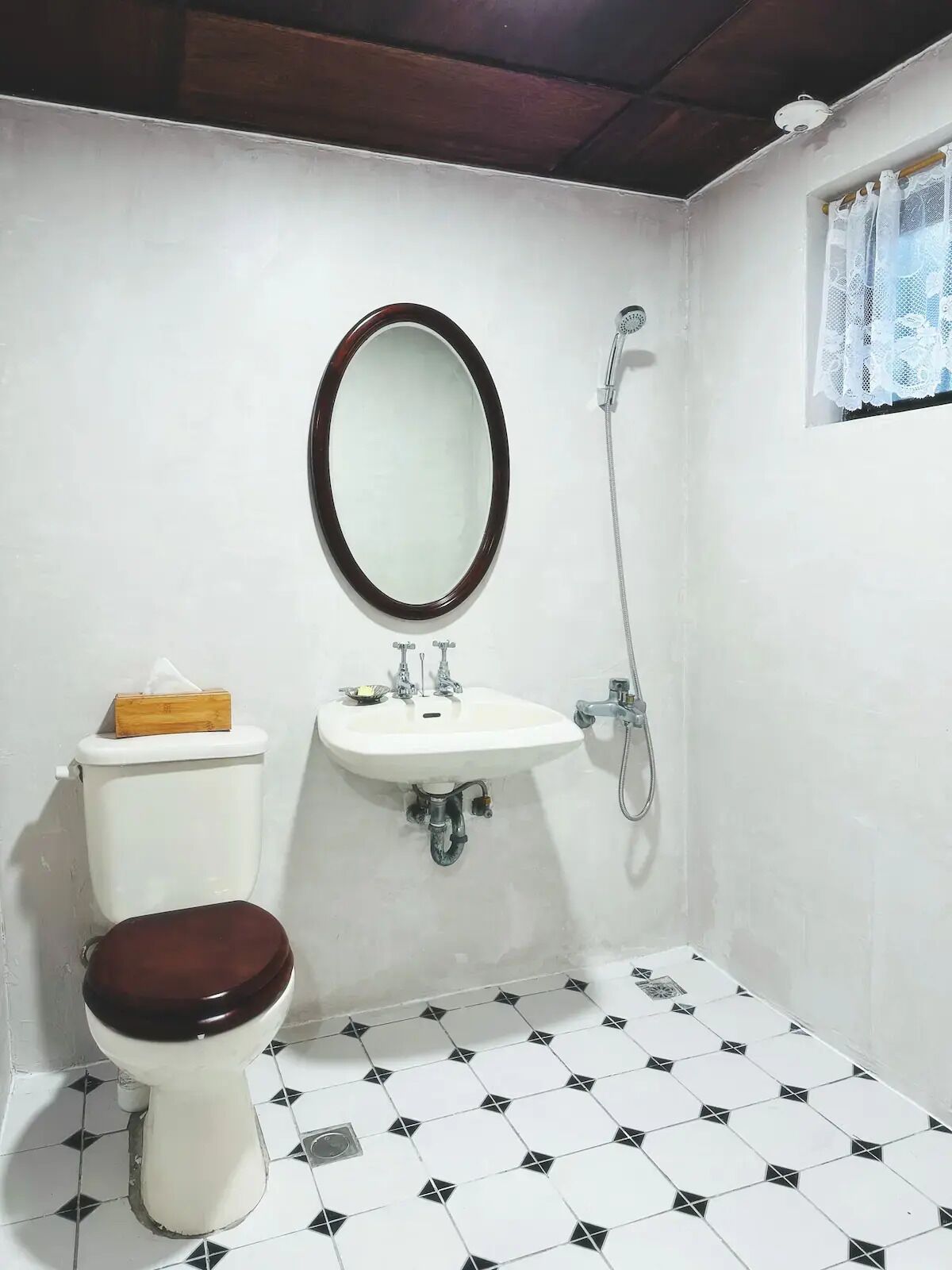 Suihku, hiustenkuivaaja, pyyhkeet, saippua