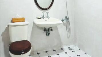 Suihku, hiustenkuivaaja, pyyhkeet, saippua