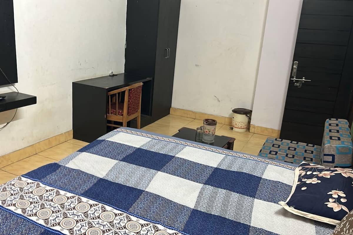 Standard Double Room | Free WiFi, bed sheets