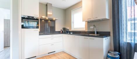 Kühlschrank, Mikrowelle, Herdplatte, Geschirrspüler