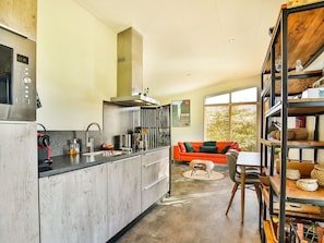 Fridge, stovetop, dishwasher, dining tables - Holiday Home in Tripscompagnie near Nature (Tripscompagnie)