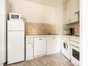 Réfrigérateur, four à micro-ondes, un four, surface de cuisson