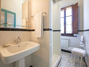 Shower, bidet - A Spacious Retreat for Ten (Sarteano - Siena)