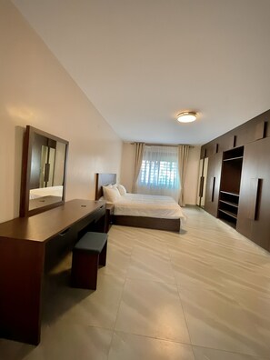 3 soverom, safe på rommet, strykejern/-brett og wi-fi