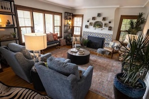 Smart TV, fireplace - Cozy family home minutes from The University of Puget Sound! (Tacoma)