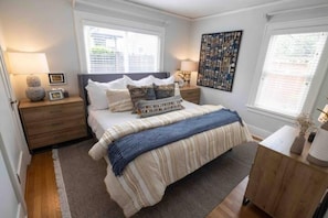 4 bedrooms, in-room safe, desk, iron/ironing board - Cozy family home minutes from The University of Puget Sound! (Tacoma)