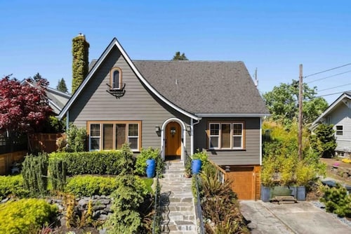 Cozy family home minutes from The University of Puget Sound!