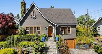 Cozy family home minutes from The University of Puget Sound!