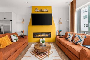 Een smart-tv en een open haard